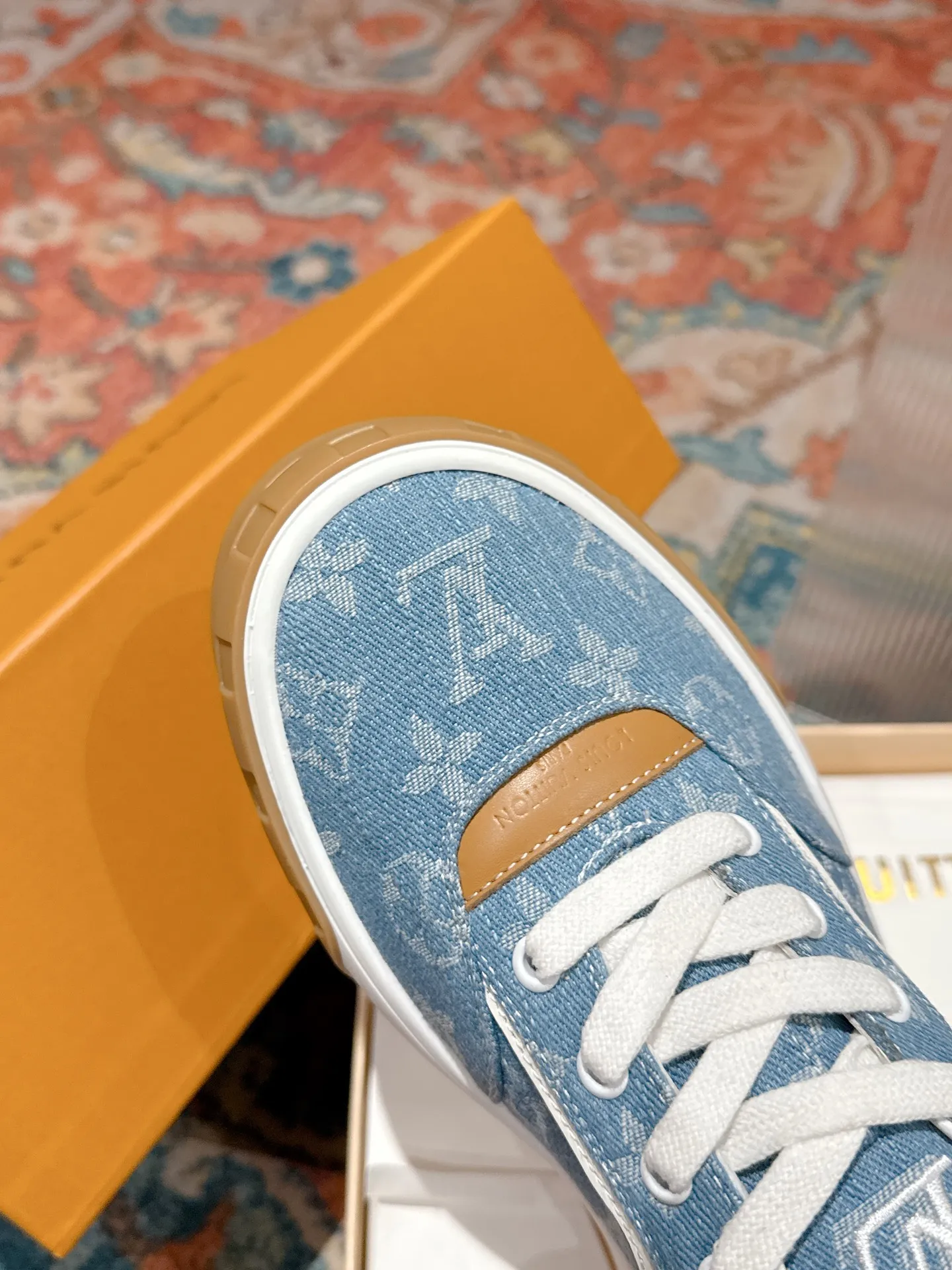 👟👟Ex-factory price 640👟👟 LV men's new tilt sneakers, classic catwalk style, air-glue technology, very comfortable on the feet. Luxurious materials, fine workmanship, European made English letters printed on the midsole, the upper is made of calfskin, the side is decorated with the brand LOGO and signature, the latest latex foot pads ➕ mesh lining, the foot feels super comfortable. Two-color TPU combination outsole. Packing process Goodyear stitched seam fabric: first-layer cowhide, lining: customized silky mesh lining-first-layer silk cowhide lining Bottom thickness: 0.5cm ☑️size: men's 39-44 (45 customized, non-returnable)